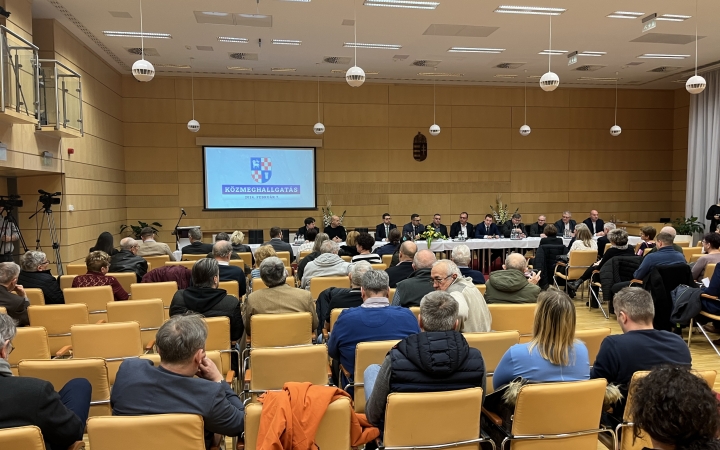 Közmeghallgatás tartottak a Városházán a város szerepéről és lehetőségeiről (galériával)