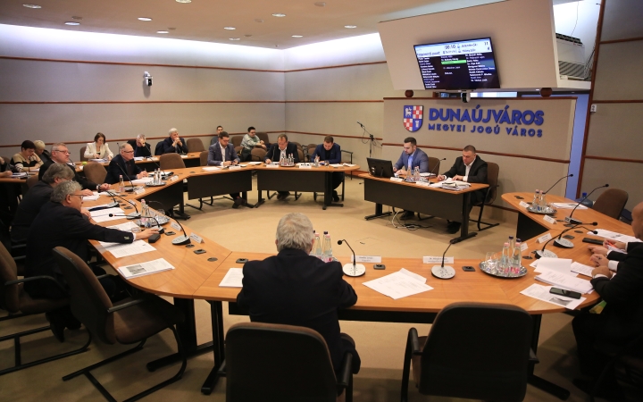 Közel harminc napirend a nyílt ülésen