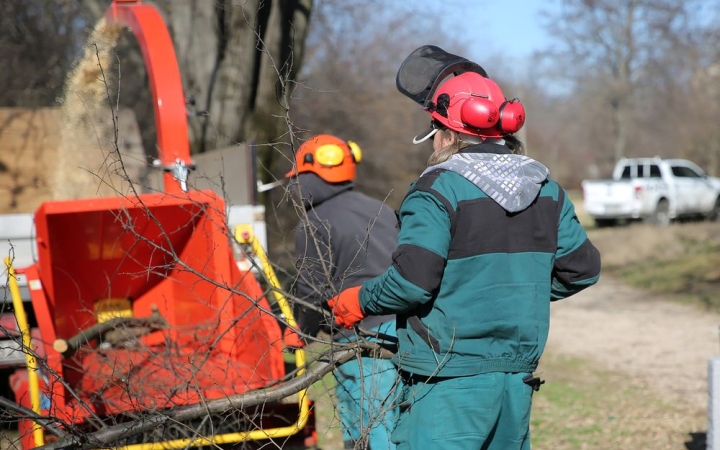 Szépülnek a parkok, felújítják a padokat