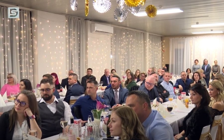 DSTV: nemes céllal báloztak