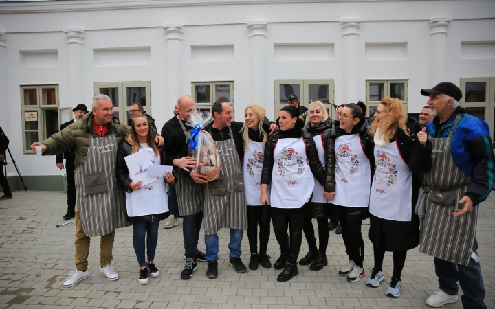 Kolbászfesztivál a Mondbach-kúria udvarán: tömegvonzás (galériával)