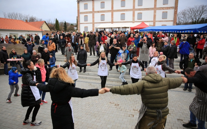 Kolbászfesztivál a Mondbach-kúriában: a közösség tere (galériával)