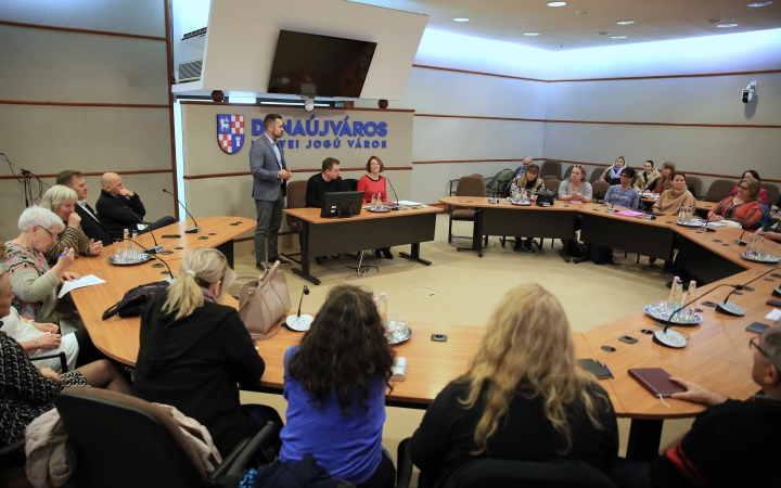 A szociális szféra és a kulturális szektor szakembereivel egyeztetett az önkormányzat