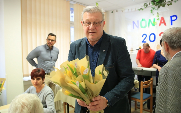 Virág, puszi, ölelés – jelképesen minden hölgyet köszöntöttek