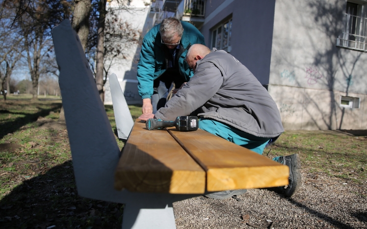 Teljesen megújulnak a város padjai