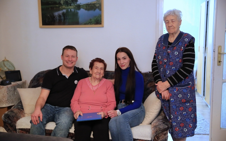 95 évesen is aktívan, az unokákért