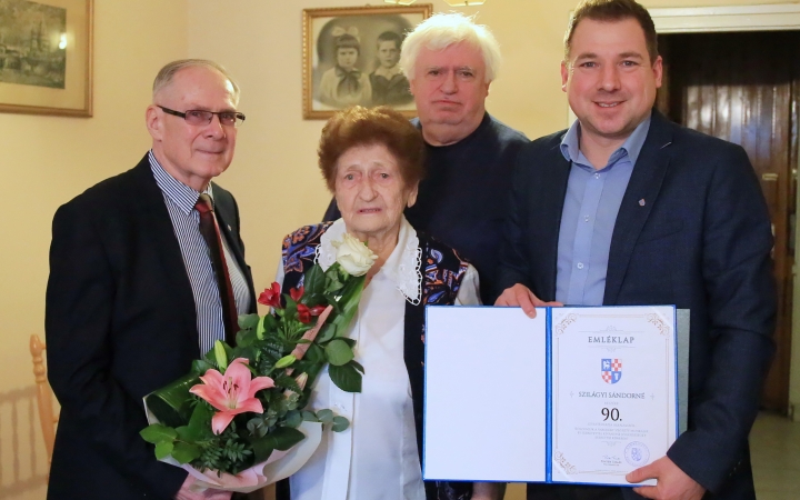 Egészséget, boldogságot, Rozi néni!