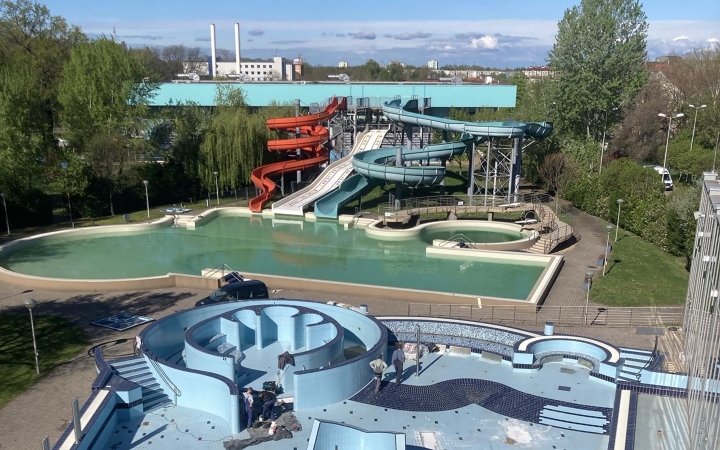 Már májusban kinyit az élményfürdő