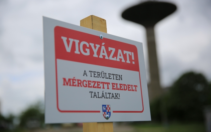 Táblákkal hívják fel a figyelmet a kutyákra leselkedő veszélyre!