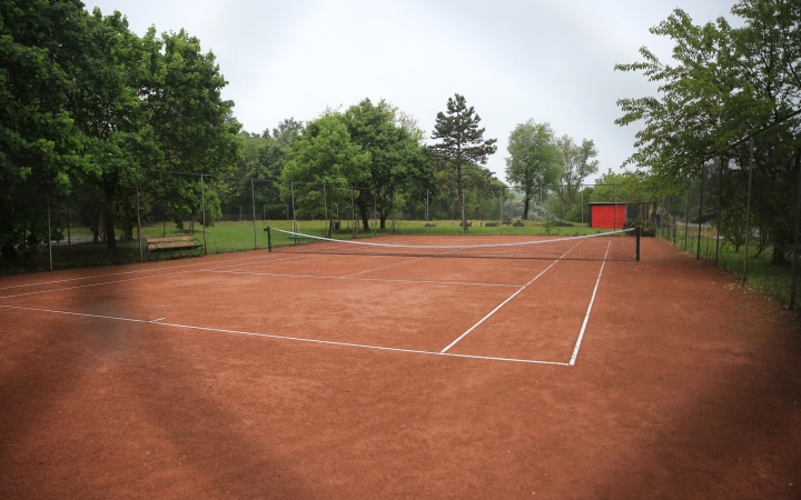 Új járda, felújított parkolók, újjá varázsolt szabadidős teniszpálya