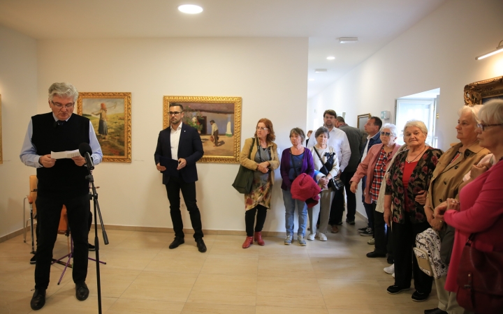 Pentelei Molnár János alkotásaiból nyílt kiállítás a Mondbach-kúriában (galériával)