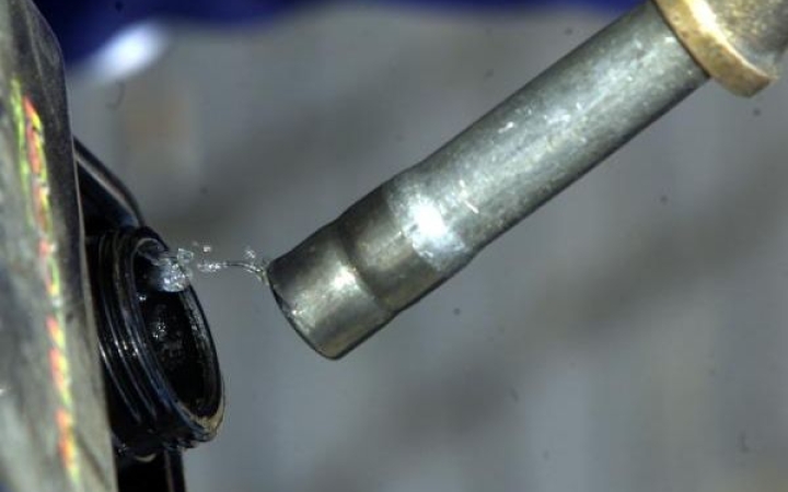 Tovább esik a benzinár