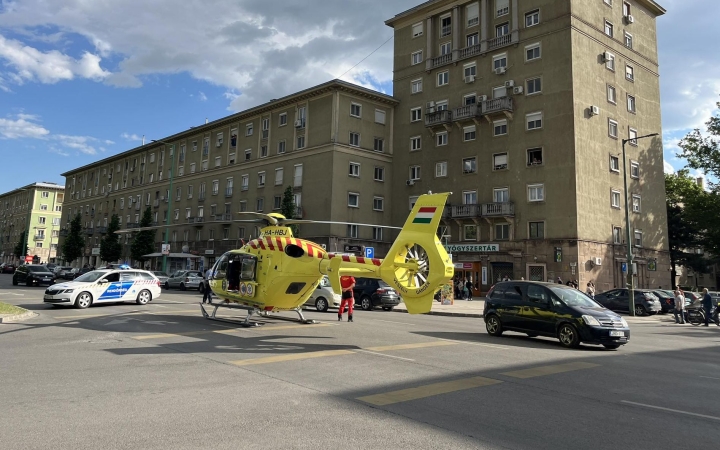 Mentőhelikopter szállt le a Vasmű úton