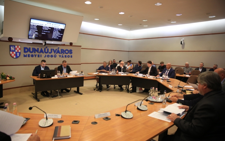 Parkolók és gyalogátkelők épülnek, körforgó lesz a Pince sornál a Rómain