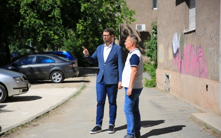 Korlátozás is, új parkolók is – a lakók kérésére