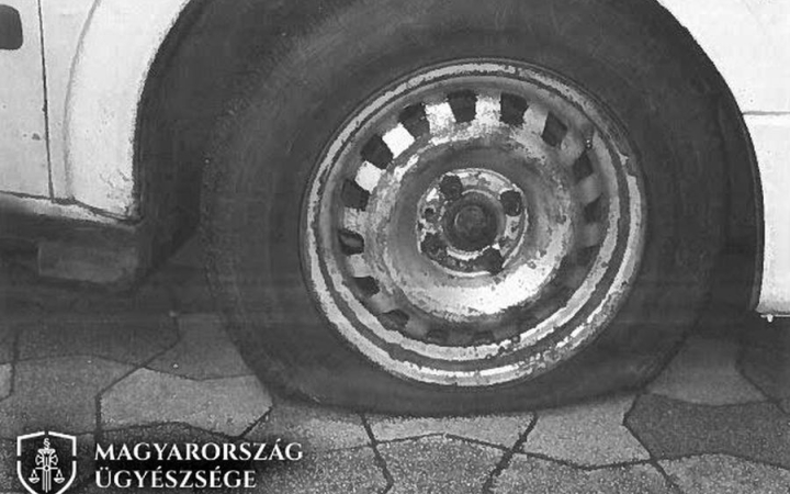 Betörte a sértett orrát és késsel kiszúrta az autójának a kerekét