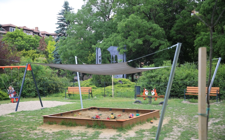 Huszonnyolc játszóterünk van, nagy többségük napvitorlával üzemel