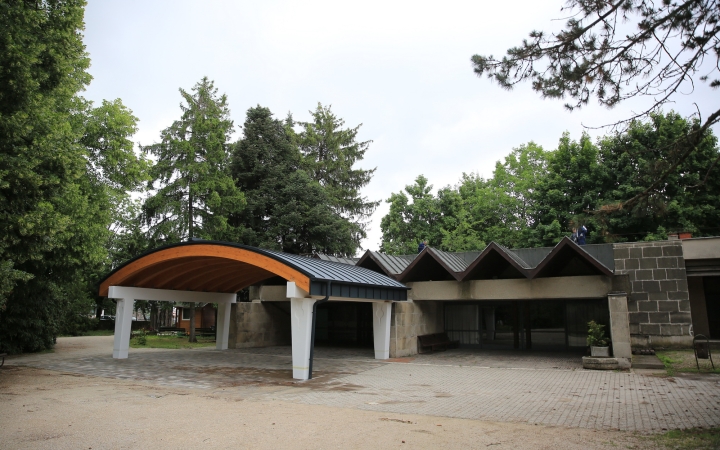 Megújult, új előtetőt kapott a köztemető ravatalozója