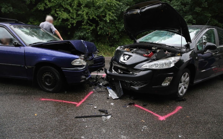 Karambol, útzár, személyi sérülés - baleset a 6-oson