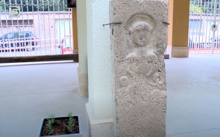 DSTV: kőtábla lett a hónap műtárgya