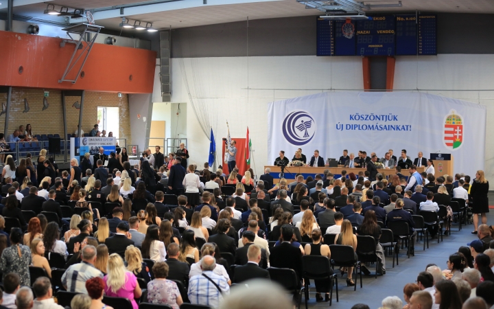 A friss diplomásokat ünnepelték az egyetemen