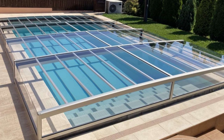 Opcionálisan milyen extrák igényelhetők az épített medencékhez?