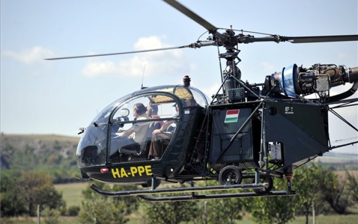 Helikopterről figyelik a parlagfüves területeket a megyében