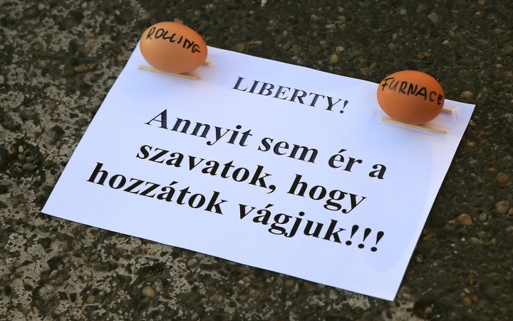 Munkásgyűlésen folytatódott a bérkövetelés – de végre megérkeztek a fizetések