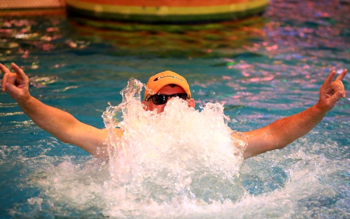 Újra holdfényparti az élményfürdőben