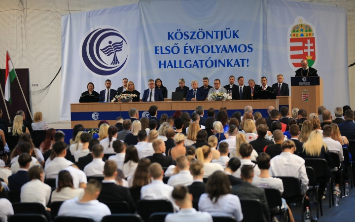 Tanévnyitót rendezett az egyetem, esküt tettek az elsőéves hallgatók