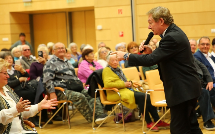 Teltházas tömeg hallgatta és énekelte a slágereket