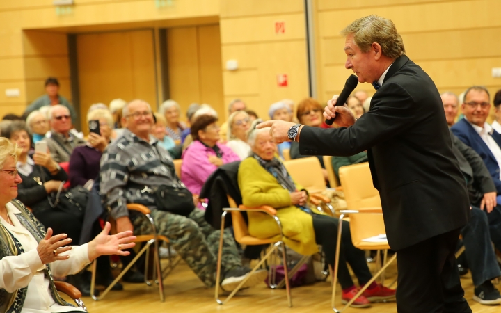 Teltházas tömeg hallgatta és énekelte a slágereket