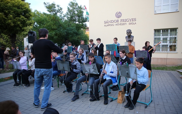 Dallal és játékkal, koncerttel és virágültetéssel ünnepelték a zene világnapját (galériával)
