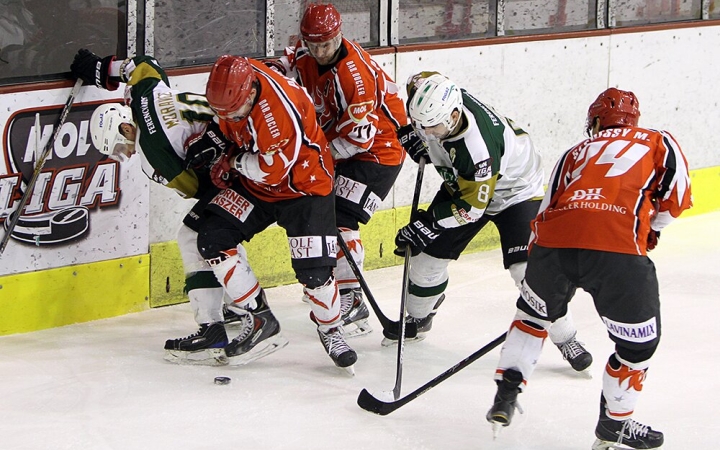 Jégkorong: lassan már jégen az Acélbikák