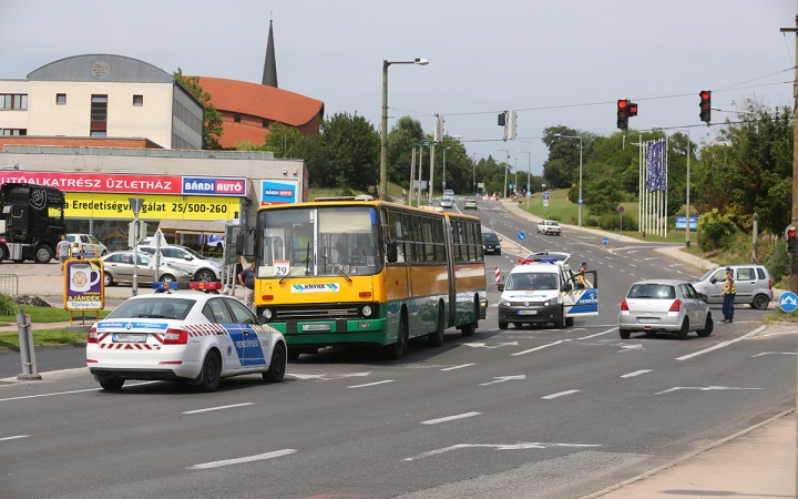 Baleset az Aranyvölgyi úton: kocsi és busz ütközött