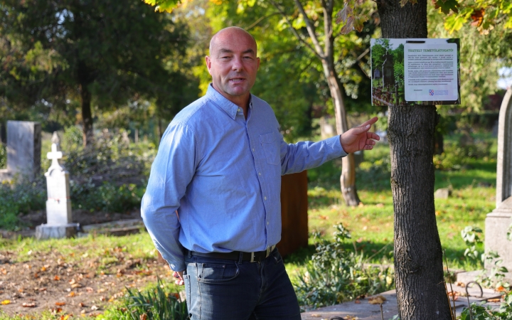 Matricákat tettek a balesetveszélyes sírokra