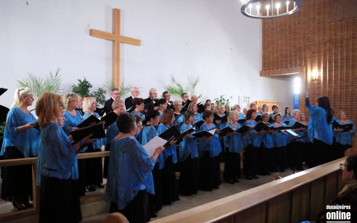 Adventi koncert a Dunaújvárosi Vegyeskarral