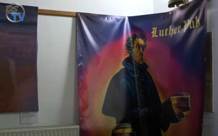 DSTV: a hitről humorral, a humorról hittel