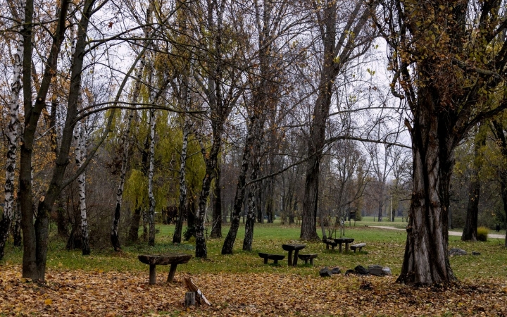 Marad a borongós, szürke idő