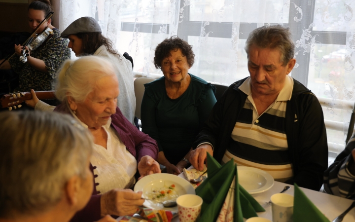 Örömöt is ajándékozott a Pentelei iskola (galériával)