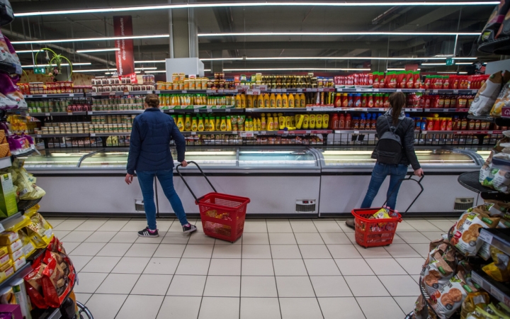 A nagy élelmiszerláncok többsége nyitva tartja üzleteit december 24-én délig