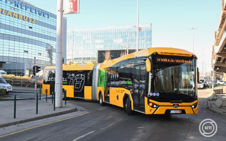Bemutatták az első magyar elektromos csuklós buszt