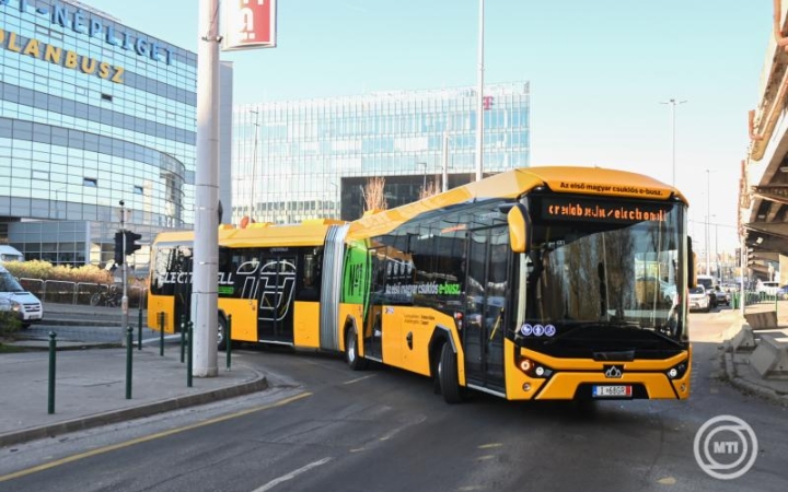 Bemutatták az első magyar elektromos csuklós buszt