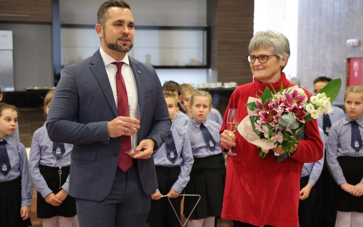 Dr. Táborosi Éva kapta a Dunaújváros Egészségügyéért díjat