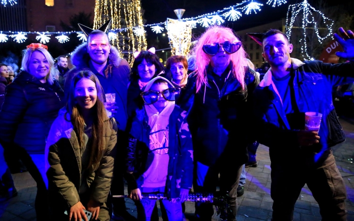 Színes szilveszter a Városháza téren