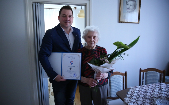 Boldog születésnapot, Emília néni!