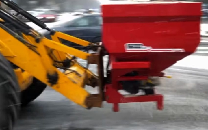 Hóhelyzet a városban – javában sózzák az utakat