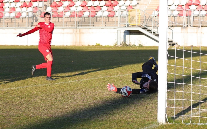 Hat edzőmeccs vár a focistákra
