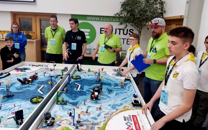 Remekelt a Vasvári csapata a robotversenyen