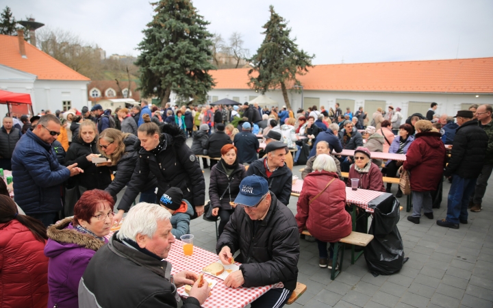 Közeleg a kolbászfesztivál, töltsünk együtt egy délutánt a Mondbach-kúria udvarán! 